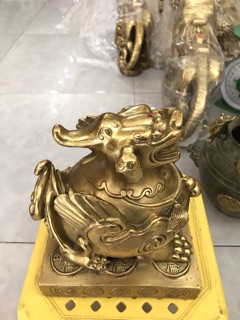 Tỳ Hưu trên bệ hút tài lộc  vật phẩm phong thuỷ bằng đồng
