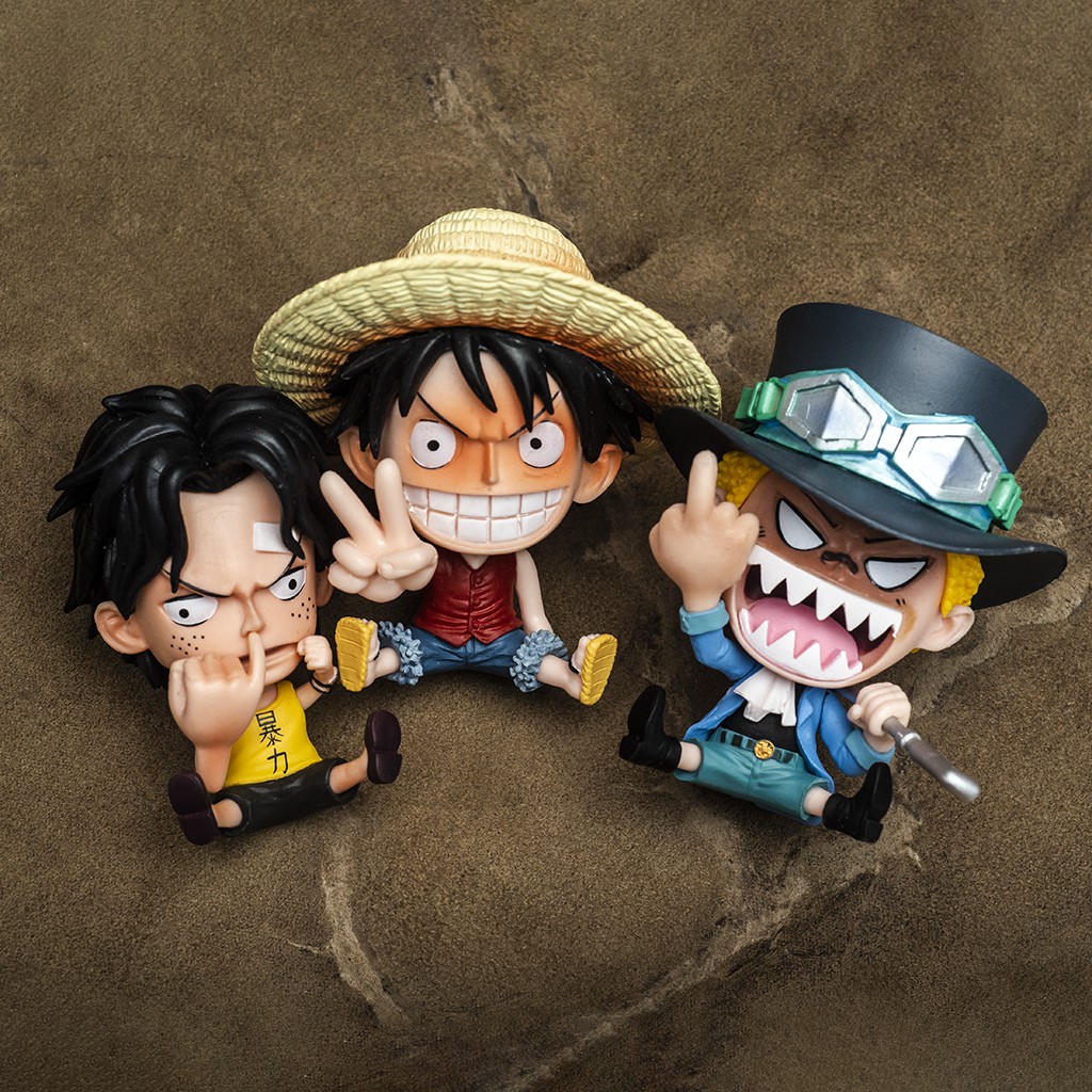 Mô hình One Piece Bộ 3 nhân vật - Luffy, Ace, Sabo Đừng bỏ lỡ cơ hội sở hữu bộ 3 mô hình nhân vật One Piece vô cùng độc đáo gồm Luffy, Ace và Sabo. Những chi tiết và kích thước chính xác đến từng mi-li-mét sẽ thỏa mãn mong muốn của những fan cuồng One Piece. Sưu tập ngay bộ 3 mô hình đáng yêu này nhé!