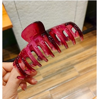 kẹp càng cua nhựa trong người lớn