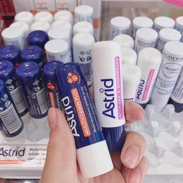 Son dưỡng môi mỡ hươu Astrid, CH Séc (4.7g màu trắng và xanh, 3g trắng và hồng) giúp dưỡng ẩm, tái tạo môi