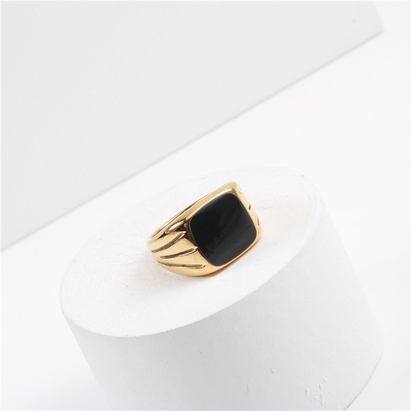 Nhẫn nam nữ titan màu vàng mặt vuông đá đen rãnh dọc không gỉ UR2109