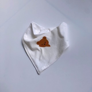 Yếm cổ 100% cotton hoạ tiết xinh xắn,có cúc bấm 2 nấc điều chỉnh tiện lợi cho bé.