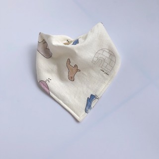 Yếm cổ 100% cotton hoạ tiết xinh xắn,có cúc bấm 2 nấc điều chỉnh tiện lợi cho bé.