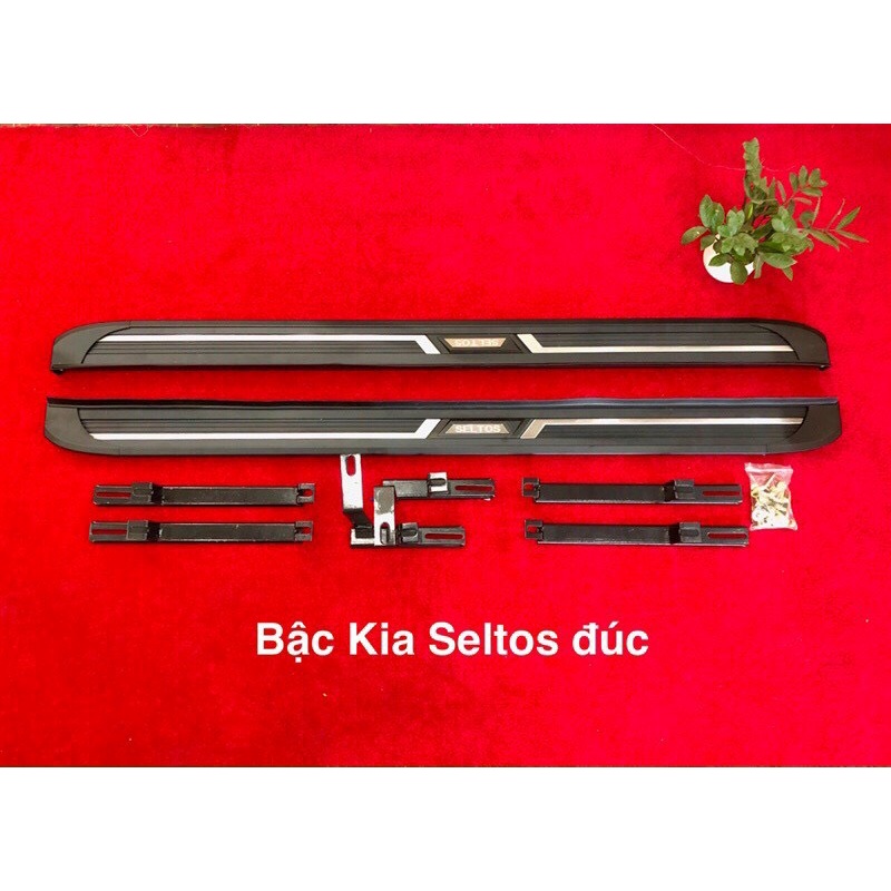 Bậc lên xuống xe Kia Seltos 2019-2026, Mẫu bậc bệ đen đúc chỉ inox cao cấp. Lắp đặt zin theo xe