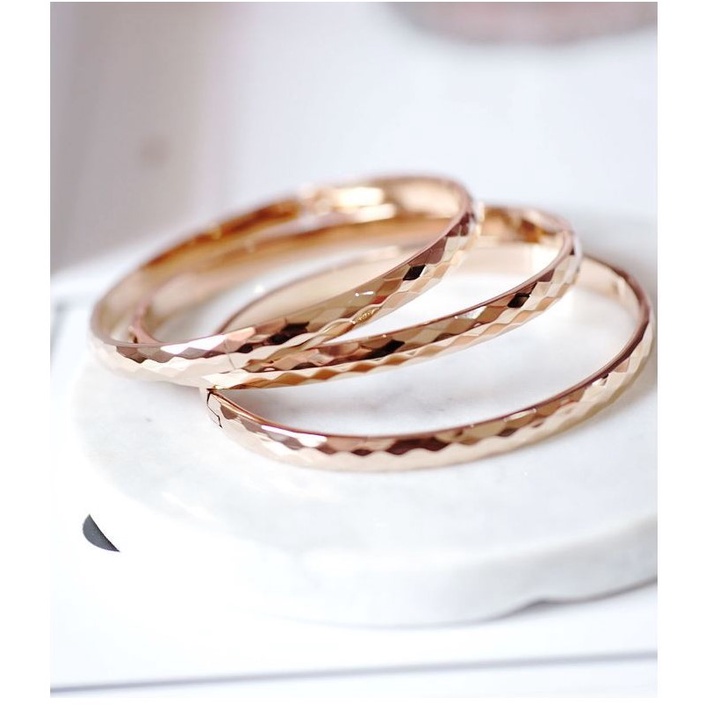 Vòng tay nữ titan kiểu mặt vát cạnh kiểu hình thoi bắt sáng lung linh mạ vàng 18K bản 6mm và 8mm không gỉ