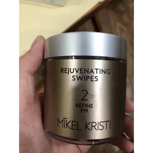 Rejuvenating Swipes - Mikel Kristi Vuốt theo cách của bạn để có làn da rạng rỡ hơn với các bước trẻ hóa của chúng tôi. L