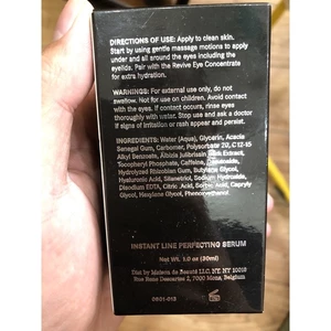 Instant Line Perfecting Serum | Le Métier de Beauté Loại huyết thanh không trọng lượng này được bào chế để giúp giảm sự