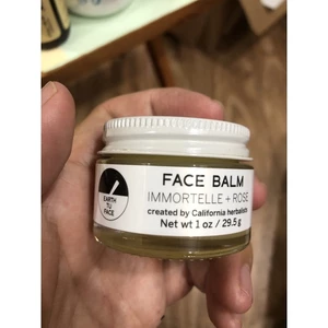 Immortelle + Rose Face Balm - Earth Tu Face Hiện đã được cập nhật với một nắp kim loại cho hành tinh! Một sự pha trộn ti
