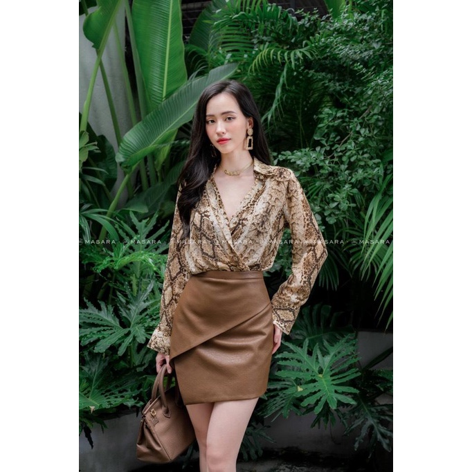 Áo MASARA chất liệu voan lụa da rắn kiểu dáng xoắn eo lạ mắt
