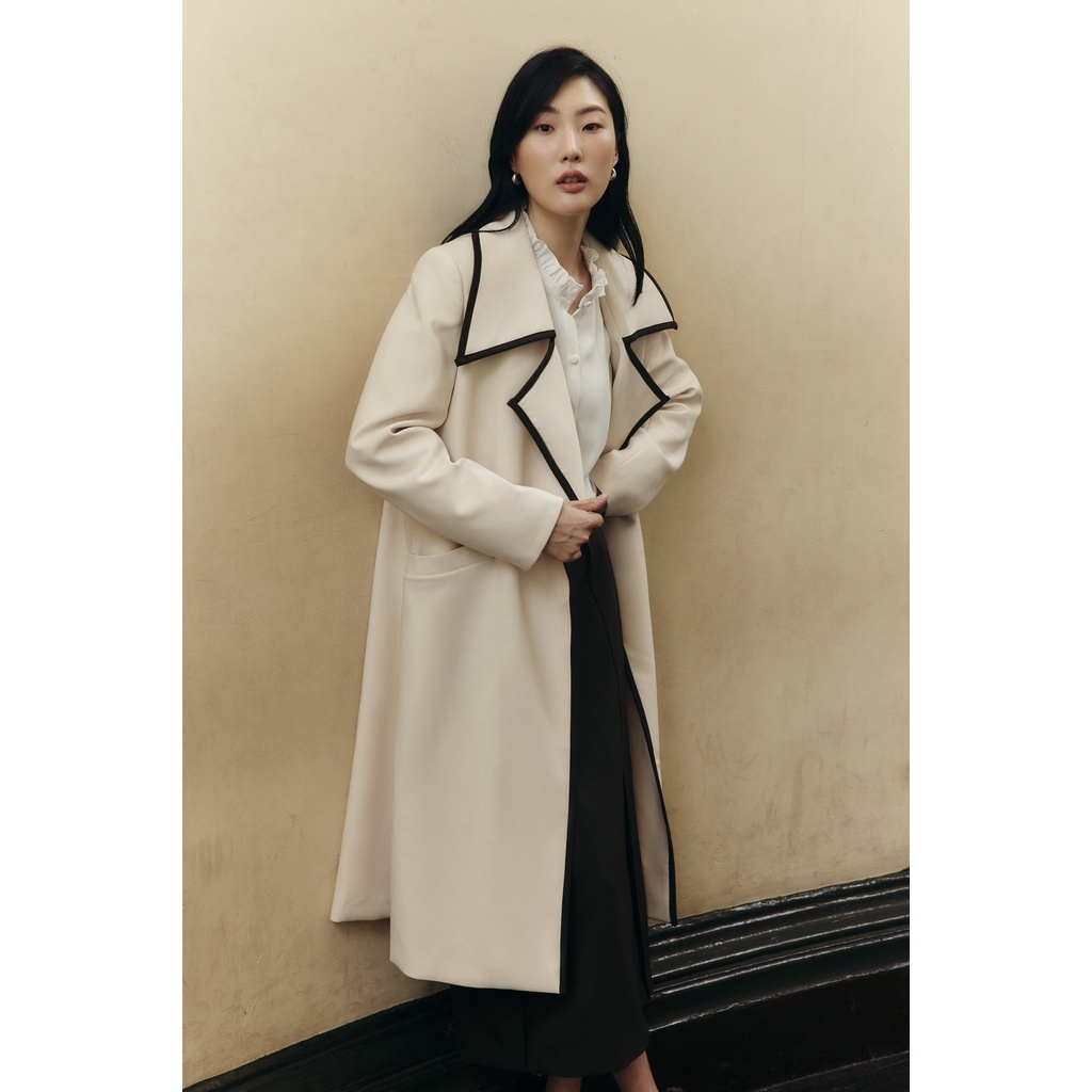 Áo choàng khoác nữ dáng dài ÀTOUS CLAUDINE trắng phối cổ đọc đáo chất vải dày dặn giữ ấm tốt thiết kế Hàn Quốc trẻ trung