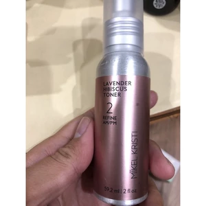 Lavender Hibiscus Toner Mikel Kristi Một loại nước hoa hồng nhẹ nhàng bao bọc làn da của bạn trong dưỡng chất chiết xuấ