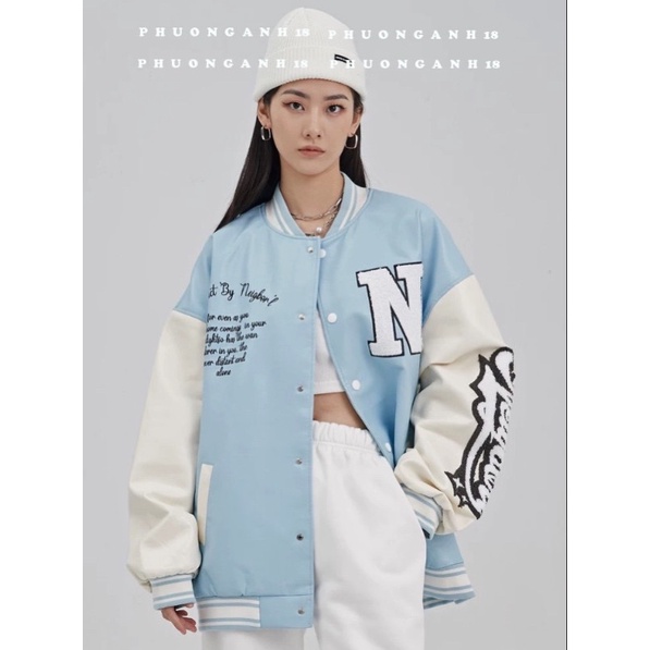 Áo khoác bomber da thêu chữ n form dáng rộng unisex nam nữ mặc được 2 màu xanh đen.