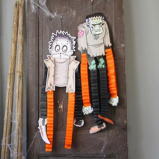 Zombie trang trí halloween dài 82cm chất liệu giấy xếp màu đẹp