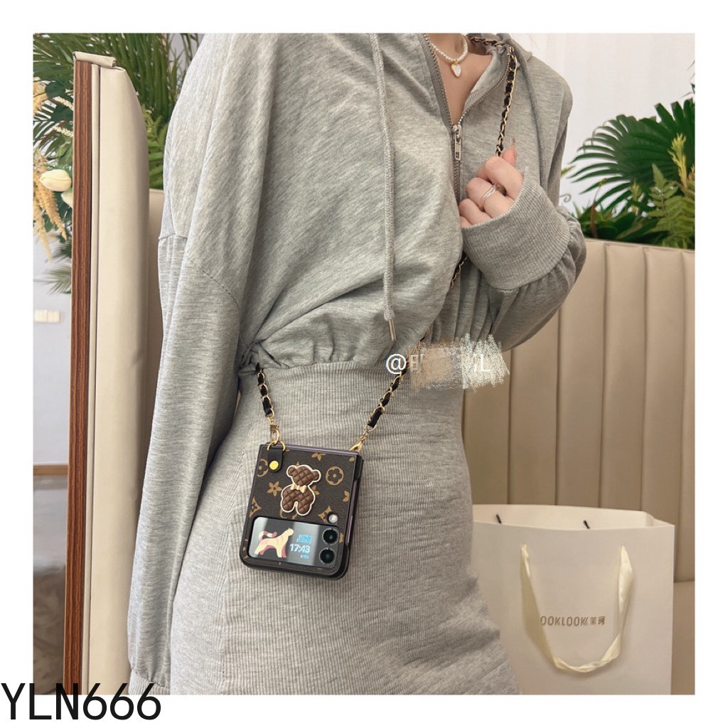 Da PU Vintage Bảo Vệ Gấp Mặt Sau Điện Thoại Dành Cho Samsung Galaxy Z Flip 1 2 3 4 5 6 5G Sang Trọng Gấu Nhỏ Dễ Thương Với Vòng Tay Ngọc Trai Vỏ Cho Z Flip4 Z Flip6 Z Flip5