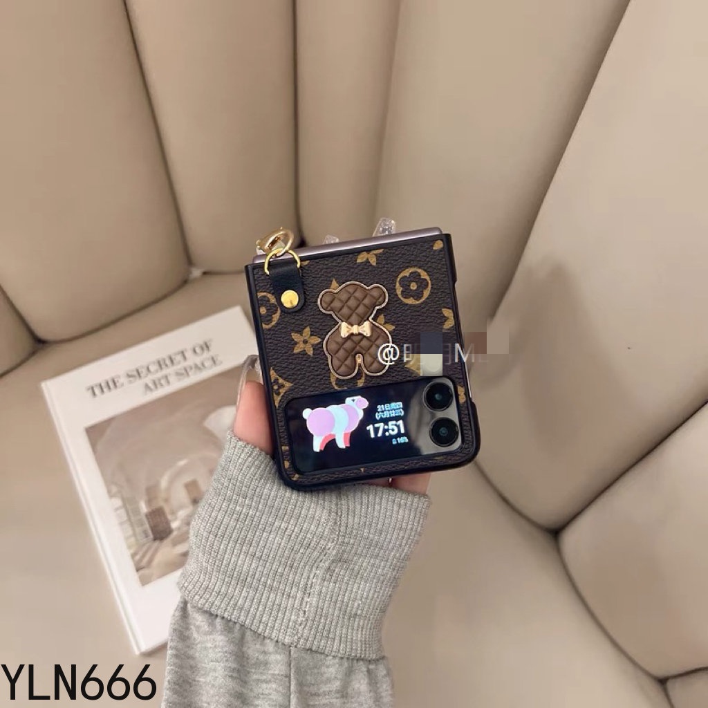 Da PU Vintage Bảo Vệ Gấp Mặt Sau Điện Thoại Dành Cho Samsung Galaxy Z Flip 1 2 3 4 5 6 5G Sang Trọng Gấu Nhỏ Dễ Thương Với Vòng Tay Ngọc Trai Vỏ Cho Z Flip4 Z Flip6 Z Flip5