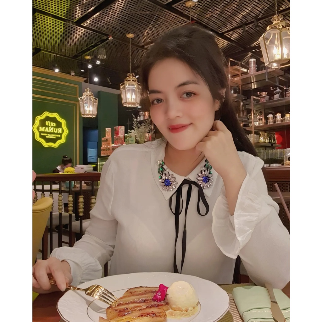 Áo tay dài tiểu thư cổ đính đá Man Go auth thanh lý