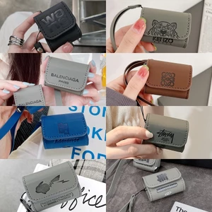 Vỏ bảo vệ tai nghe bằng da phong cách mới, tương thích AirPods 4/3/2/Pro, in hợp thời trang, kèm dây buộc