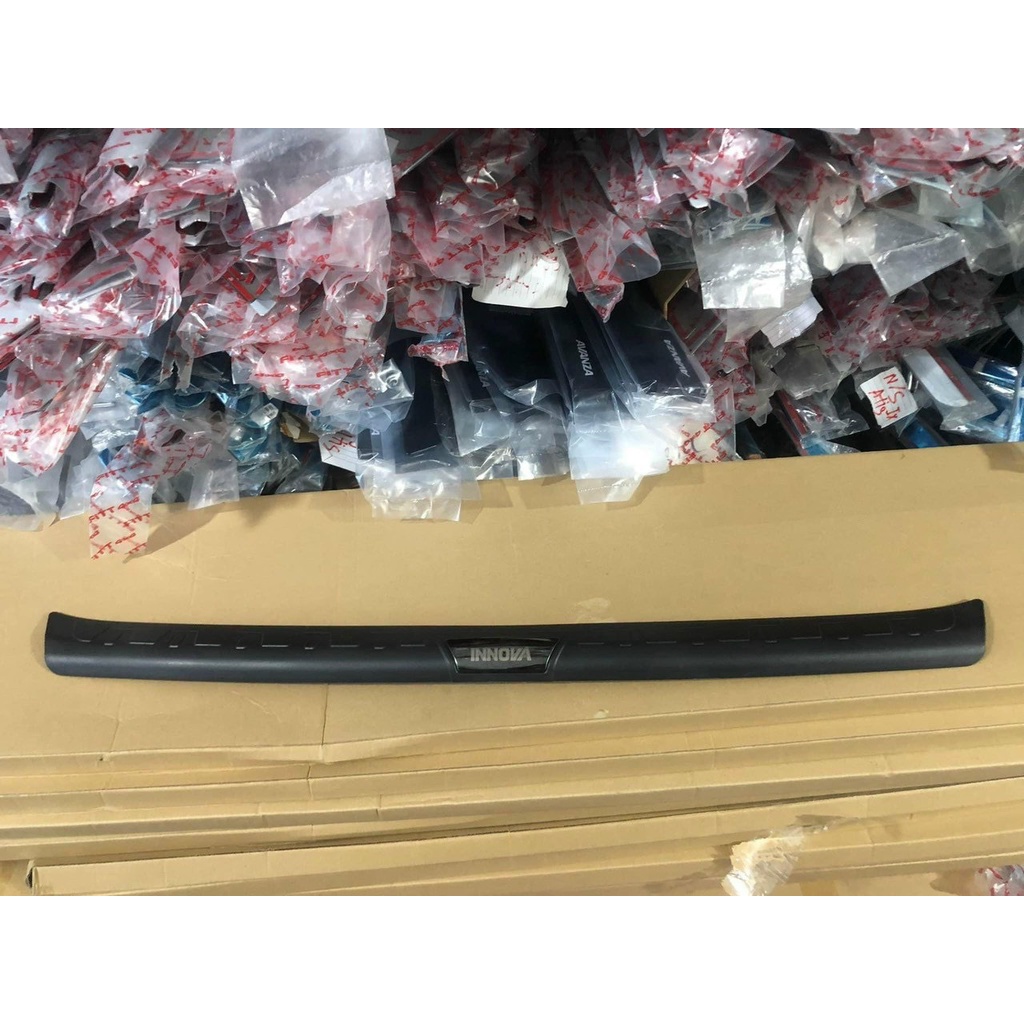 Ốp chồng trầy cốp ngoài Toyota Innova đời 2008 đến 2022, ốp cốp nhựa 3D cao cấp. Chống xước cốp toyota