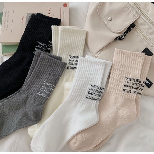 Vớ Tất trắng đen cổ cao Unisex phong cách thể thao, trẻ trung và năng động.