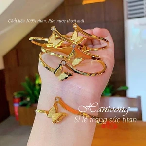 Vòng tay titan nữ không gỉ hình bướm phun cát lấp lánh thời trang sang trọng