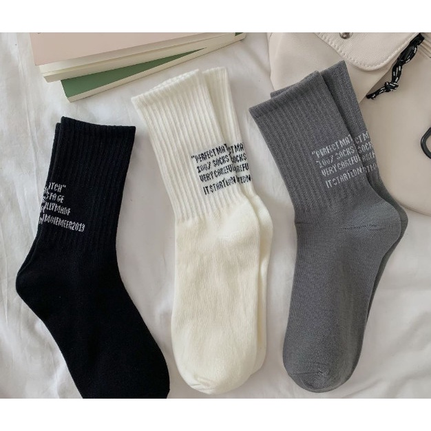 Vớ Tất trắng đen cổ cao Unisex phong cách thể thao, trẻ trung và năng động.