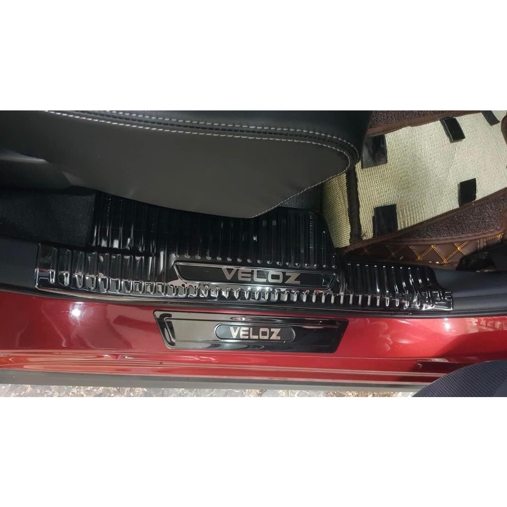 Ốp bậc cửa xe Toyota Veloz 2022- 2024, Chất liệu Titan chống xước