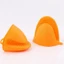 Miếng nhấc nồi silicon chịu nhiệt cao có móc treo(1 cặp)
