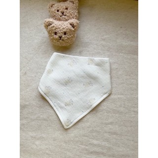 Yếm cổ 100% cotton hoạ tiết xinh xắn,có cúc bấm 2 nấc điều chỉnh tiện lợi cho bé.