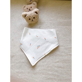 Yếm cổ 100% cotton hoạ tiết xinh xắn,có cúc bấm 2 nấc điều chỉnh tiện lợi cho bé.