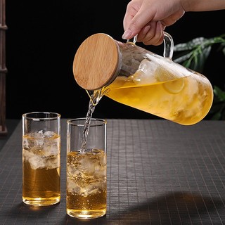 Bình đựng nước thuỷ tinh có quai cầm, bình nước nắp gỗ đơn giản