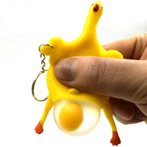 Móc khoá gà đẻ trứng vàng thú vị