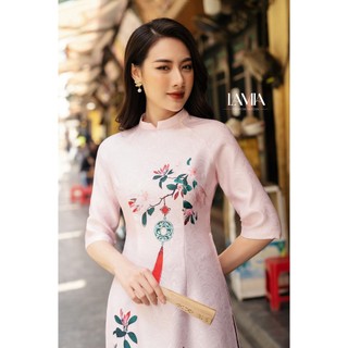 Áo dài cách tân Lamia Design AD045 lụa gấm dày dặn cao cấp màu hồng pastel phối họa tiết hoa hồng điệu đà