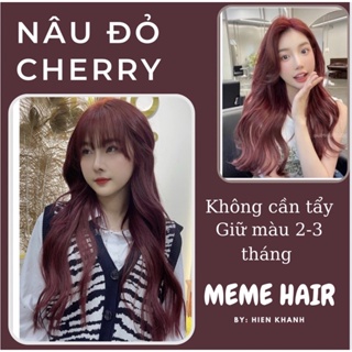 Thử ngay kiểu nhuộm tóc màu nâu cherry nổi bật và quyến rũ. Sắc đỏ rực rỡ của cherry mang lại sự tươi trẻ, sáng tạo cho phong cách của bạn.
