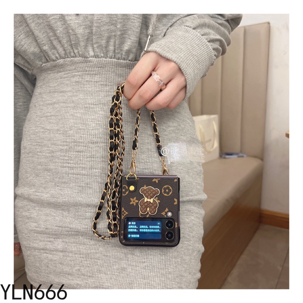 Da PU Vintage Bảo Vệ Gấp Mặt Sau Điện Thoại Dành Cho Samsung Galaxy Z Flip 1 2 3 4 5 6 5G Sang Trọng Gấu Nhỏ Dễ Thương Với Vòng Tay Ngọc Trai Vỏ Cho Z Flip4 Z Flip6 Z Flip5