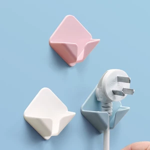 Móc treo phích cắm điện BỘ 2 CÁI miếng dán tường treo ổ cắm điện móc dán treo đồ đa năng
