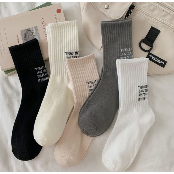 Vớ Tất trắng đen cổ cao Unisex phong cách thể thao, trẻ trung và năng động.