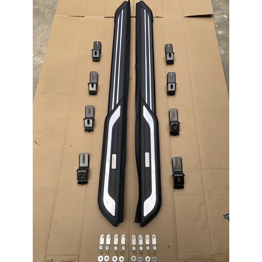 Bậc Lên Xuống Toyota Raize 2021-2023, bệ dẫm chân mẫu thể thao viền inox
