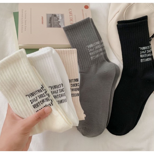 Vớ Tất trắng đen cổ cao Unisex phong cách thể thao, trẻ trung và năng động.