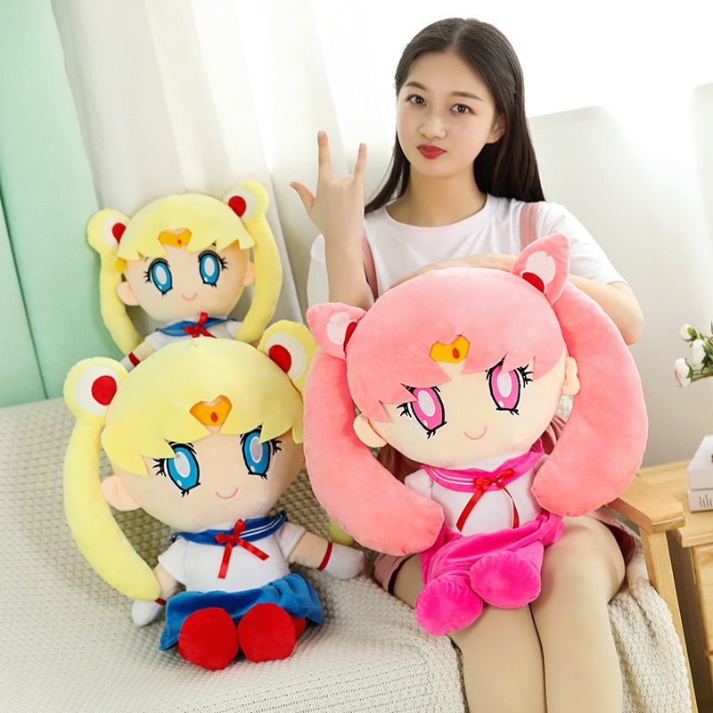 Nữ chiến binh xinh đẹp tặng quà sinh nhật cho trẻ em
