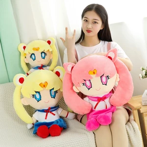 Nữ chiến binh xinh đẹp tặng quà sinh nhật cho trẻ em