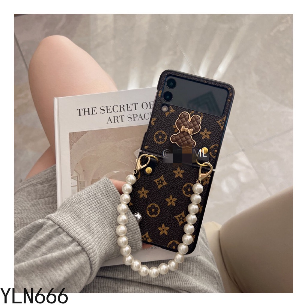 Da PU Vintage Bảo Vệ Gấp Mặt Sau Điện Thoại Dành Cho Samsung Galaxy Z Flip 1 2 3 4 5 6 5G Sang Trọng Gấu Nhỏ Dễ Thương Với Vòng Tay Ngọc Trai Vỏ Cho Z Flip4 Z Flip6 Z Flip5