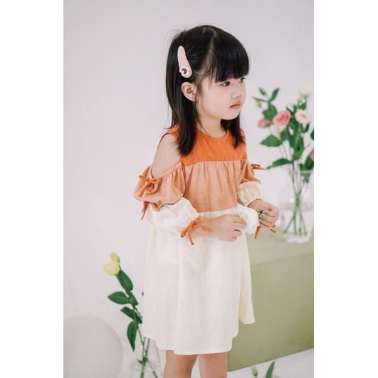 [Mã BMLTB35 giảm đến 35K đơn 99K] Naeon dress Váy bé gái thiết kế Pti chou hở vải mix màu và nơ cho bé 12kg đến 23kg