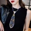 Vòng cổ hình dáng cà vạt đính đá phong cách thanh lich