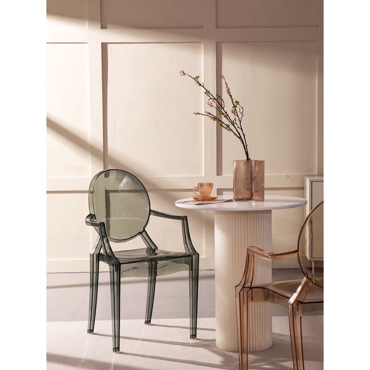 Ghế trong suốt Ghost Chair có tay vịn phong cách châu Âu, retro, vintage,  có nhiều màu sắc để lựa chọn