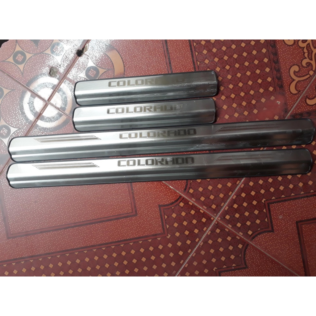 Ốp bậc cửa xe Colorado 2016-2021, nẹp cửa chống trầy INOX - TITAN CAO CẤP - BỘ 8 MIẾNG TRONG NGOÀi