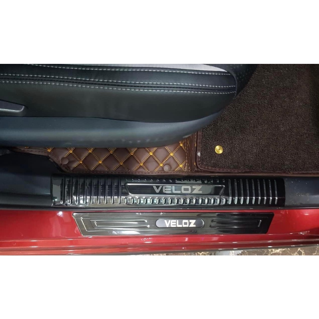 Ốp bậc cửa xe Toyota Veloz 2022- 2024, Chất liệu Titan chống xước