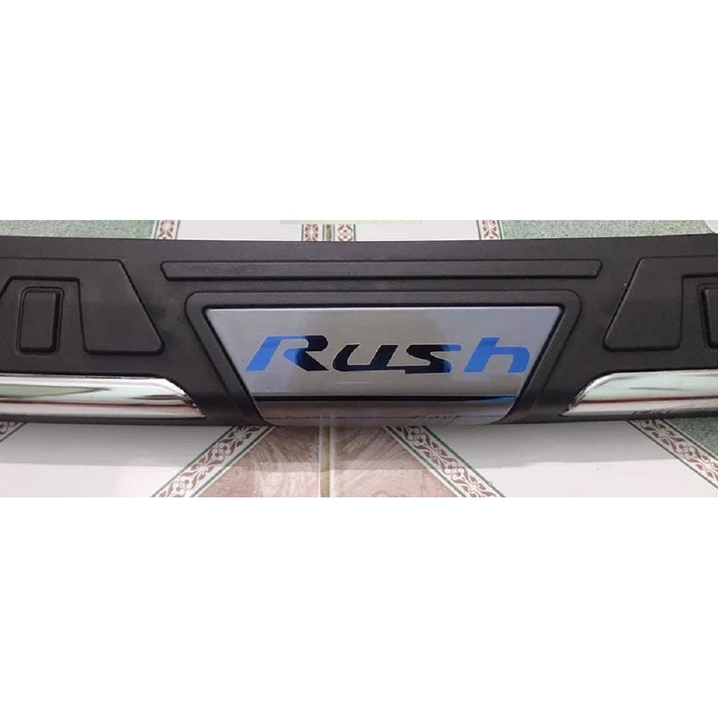 Ốp chống trầy cốp ngoài Toyota Rush 2018-2020, Mẫu nhựa đen 3D ABS cao cấp, sang trọng
