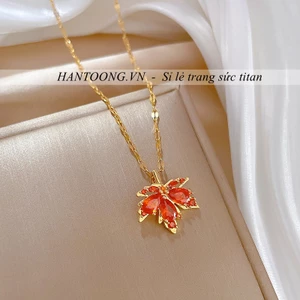 Dây chuyền titan nữ mặt lá phong đỏ may mắn thời trang sang trọng mẫu mới nhất 2023