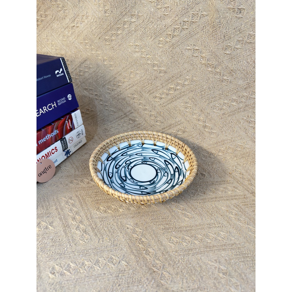 Đĩa sứ viền mây tre đan tay ONGTRE trang trí tiệc, decor, đựng đồ, mẫu độc đáo - Mẫu hoa ngẫu nhiên