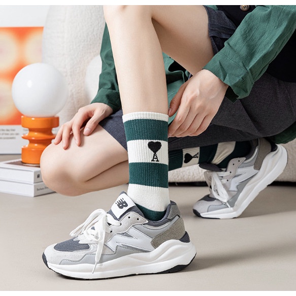 Vớ Tất hình trái tim chữ A cổ cao Nam Nữ phong cách trẻ trung, năng động.